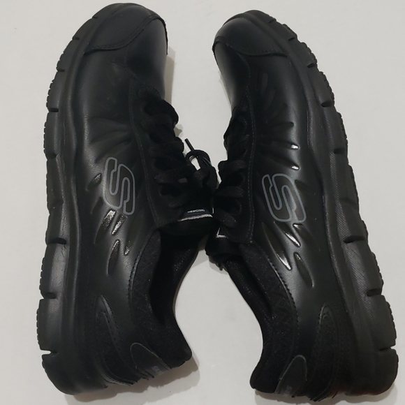 skechers eldred slip resistant shoe